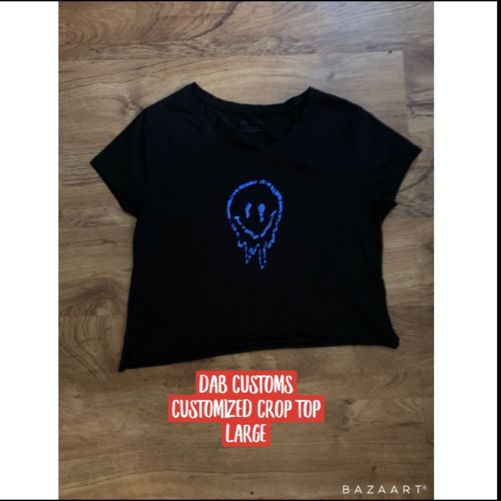 🦋3/$15 bundle deal✨ Drippy Smiley graphic crop top